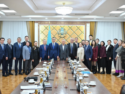 Саяси жаңғыру және Жаңа Конституциялық модель: Сенатта «Ұлттық мүдде» диалог алаңының отырысы өтті