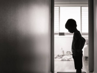 Жамбыл облысында әйел өз баласын ұрып жатқанын видеоға түсірген