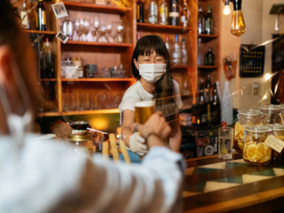 "Ішімдік тегін": Жапонияда жұмыстан шыққысы келетіндерге арналған бар ашылды