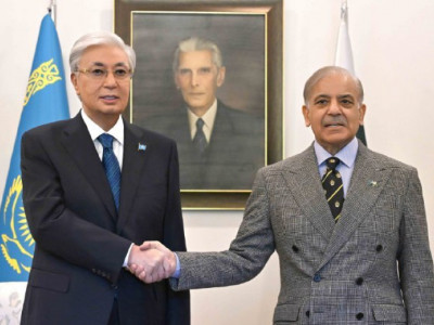 Тоқаев пен Пәкістанның премьер-министрі шағын құрамда келіссөз жүргізді