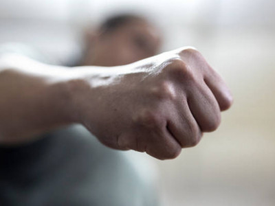 «Мен адам болмаймын деп айтатын»: Талдықорғанда әкесі сабаған баланың анасы күйеуі туралы бар шындықты айтып берді