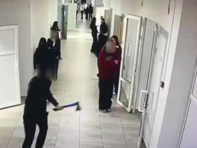 Құлсарыда оқушы мектеп ішінде балта ұстап жүгірген (ВИДЕО)