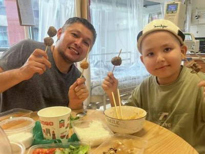 «Түсіме кірмей жүр»: Ұлының еміне жиналған ақшаны науқас балаларға үлестірген әке сырын ақтарды