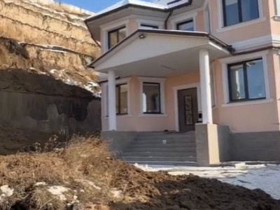 Талғар ауданында топырақ сырғып түсті: тұрғын үйлер мен көліктерге зақым келді