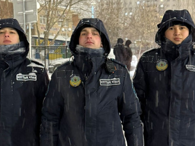 Ұлттық ұлан сарбаздары есірткі іздеген ер адамды ұстап, жоғалған телефонды тауып берді