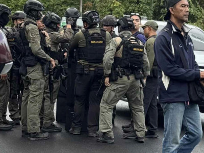 Таиландта мектепте оқ атқан белгісіз адам 300-ден астам адамды кепілге алды