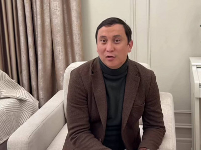 «Қателегімді мойындаймын»: Қайрат Әділгерей Құрманғазы туралы айтқан әзілі үшін кешірім сұрады