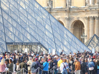 Лувр қызметкерлері мұражайды тонап келгені анықталды