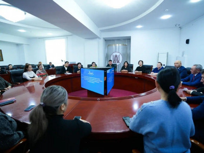 Конституциялық комиссия мүшесі білім саласының мамандарымен кездесті