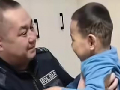 «Баласы мүгедек болған соң күйеуі тастап кеткен»: полицей жалғызбасты анаға 9 күнде пәтер алып берді (ВИДЕО)