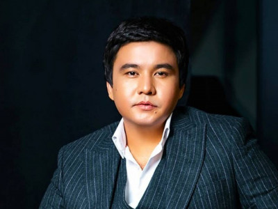 «Әйелім көп сөйлемейді»: Әнші Қанат Үмбетов көпшілікке отбасын таныстырды