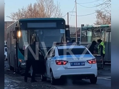 Қарағандыда екі жеңіл көлік пен автобус соқтығысты