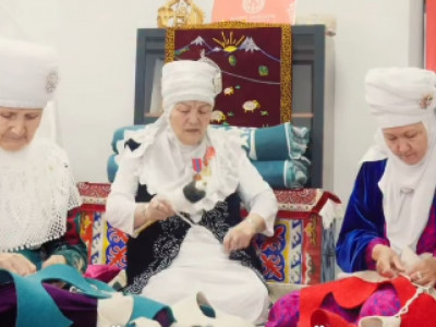 Алматыда әжелер ұзындығы 110 метр болатын сырмақ сырып жатыр