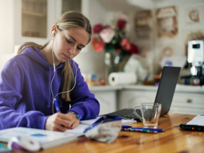 Музыка тыңдау өнімді жұмыс істеуге көмектесе ме?