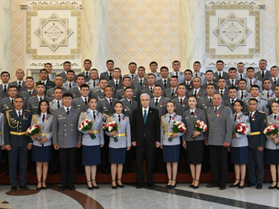 «Ел қорғау – ең абыройлы міндет»: Президент бір топ офицерге мемлекеттік награданы тапсырды