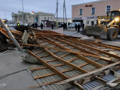 Маңғыстауда қатты жел сауда орталығының шатырын ұшырып әкетті