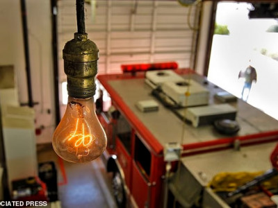 125 жыл бойы жанып тұрған шам табылды