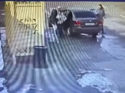 Таразда 13 жастағы қызды ер адамдар ұрлап әкетпек болды (ВИДЕО)