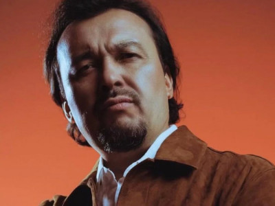 Жұбаныш Жексенұлы Джеки Чанмен бірге ән айтты