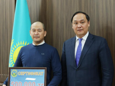 Облыс әкімі Таразда 13 жасар қызды құтқарып қалған тұрғынға сыйақы табыстады