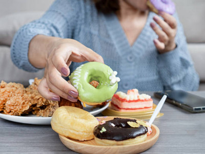 Күйзеліс кезінде неге кей адамдар тоқтаусыз тамақ ішіп, кейбірінің тәбеті қашып кетеді?