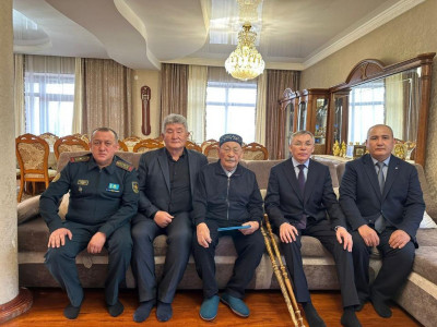Алматы гарнизонының әскери қызметкерлері 101 жасқа толған майдангерді құттықтады