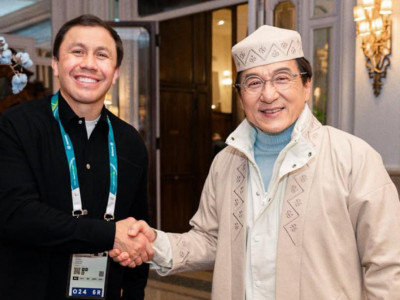 Головкин Джеки Чанға шапан кигізді