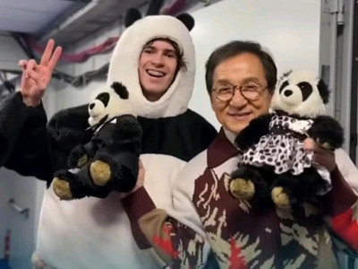 Джеки Чан Михаил Шайдоровты Олимпиададаның гала-кешінде құттықтады