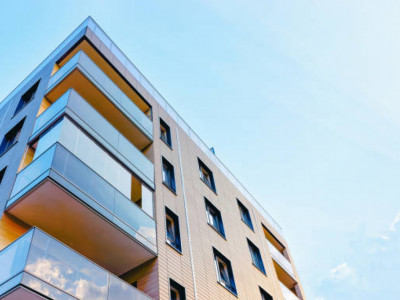 Шымкентте балкон жөндеп жатқан жұмысшы 5-қабаттан құлап, көз жұмды