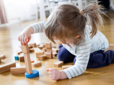 Павлодарда 3 жасар қыз көзіне қайшы тығып алған