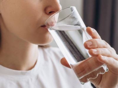 Таңертең аш қарынға су ішуден пайда жоқ – гастроэнтеролог