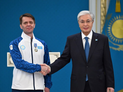 «Әкелік парызыңызды адал әрі лайықты атқардыңыз»: Президент Михаил Шайдоровтың әкесіне алғысын жеткізді