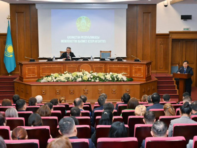 Дархан Жазықбай Ғылым және жоғары білім министрлігінің мемлекеттік қызметшілерімен кездесті