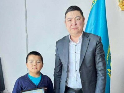 БҚО-да екі бауырын құтқарып қалған 9 жастағы бала марапатталды