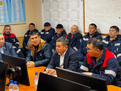 Сенат депутаттары маңғыстаулық мұнайшыларға жаңа Конституцияны таныстырды