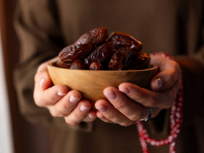 «Қайрат» пен «Тобыл» ойыны кезінде жанкүйерлерге ауыз ашу үшін су мен құрма таратылады