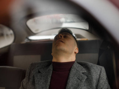 Семейде көлік ішінде ұйықтаған екі адам көз жұмды