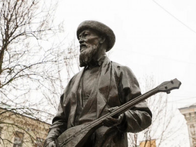 Санкт-Петербургте Жамбыл Жабаевтың ескерткішіне гүл шоқтары қойылды