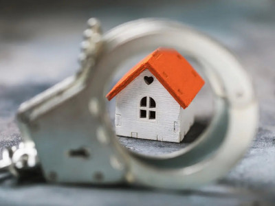 «Кезексіз үй алып береміз»: Семейде ерлі-зайыпты алаяқтар жергілікті тұрғыннан 5 млн теңге алған