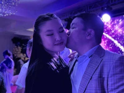 «Үйге қатты қайтқым келеді»: Тұрсынбек Қабатовтың Дубайда оқып жүрген қызы