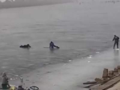 Атырауда ер адам мұз астына түсіп кетті