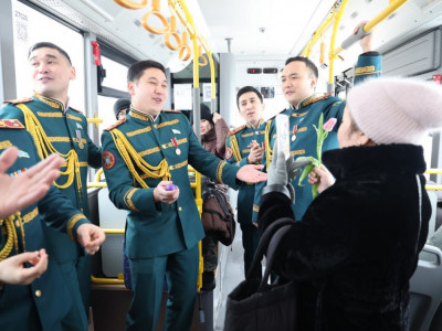 Ұлттық ұланның Ерлер хоры елордалық аруларды құттықтады