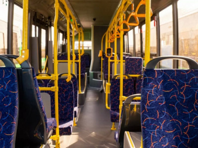 Көкшетауда оқушы қыз автобус есігіне қысылып қалған