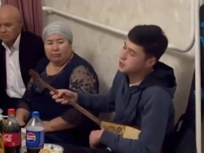 Терме айтқан маңғыстаулық жігіт желіде көпшіліктің ықыласына бөленді (ВИДЕО)