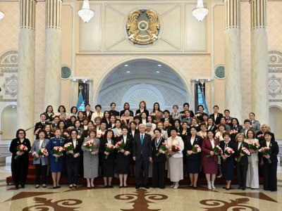 Президент бір топ қыз-келіншекті мемлекеттік наградалармен марапаттады