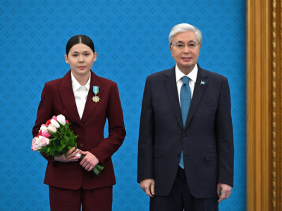 Қасым-Жомарт Тоқаев бес дүркін әлем чемпионы Кристина Шүмекованы марапаттады