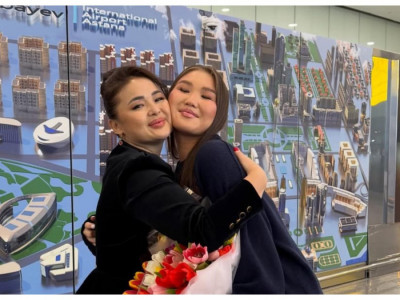 Тұрсынбек Қабатовтың қызы Дубайдан оралды (ВИДЕО)