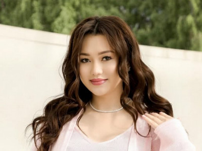 «Хаты жүрегіме батты»: Ерке Есмахан күйеуінен ауыр сөз естіген әйелге қымбат сыйлық жасайтынын айтты