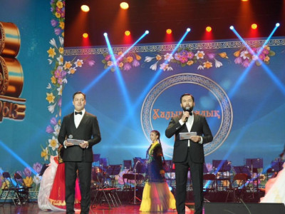 Ұландық сарбаз анасын мерекелік концертте тосын сыймен құттықтады