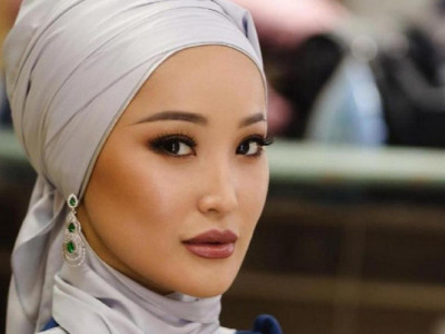 «Біз тасада қалып қоямыз»: Мөлдір Әуелбекова тыңдарманына өтініш айтты